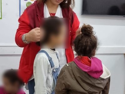 قافلة طبية متعددة التخصصات مع توزيع النظارات بالمجان
