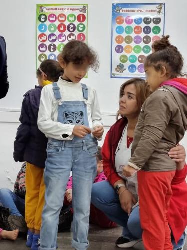 قافلة طبية متعددة التخصصات مع توزيع النظارات بالمجان