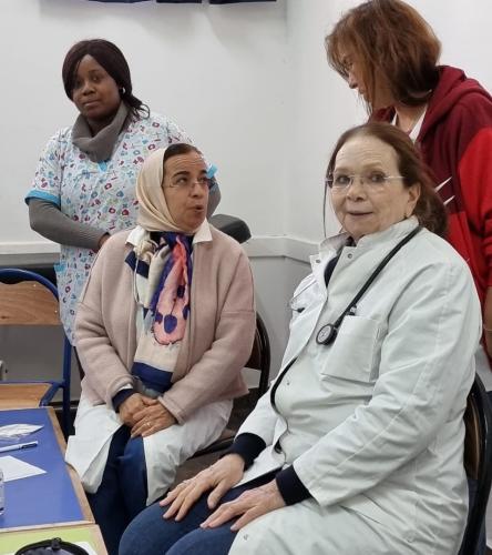 قافلة طبية متعددة التخصصات مع توزيع النظارات بالمجان