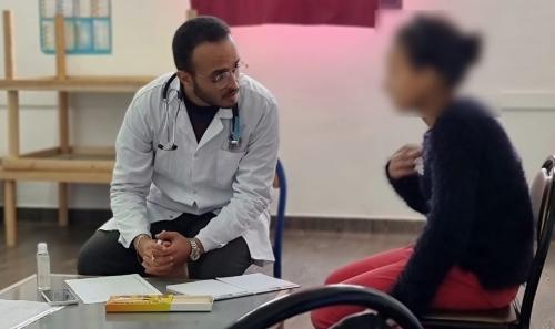 قافلة طبية متعددة التخصصات مع توزيع النظارات بالمجان