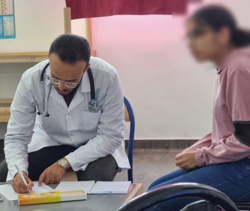 قافلة طبية متعددة التخصصات مع توزيع النظارات بالمجان