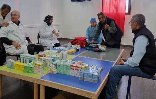 قافلة طبية متعددة التخصصات مع توزيع النظارات بالمجان