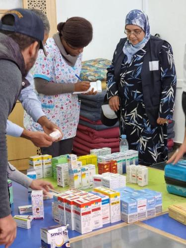 قافلة طبية متعددة التخصصات مع توزيع النظارات بالمجان
