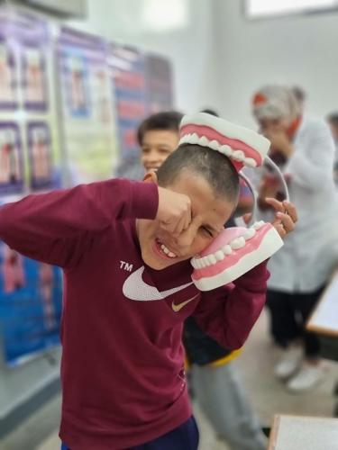 قافلة طبية متعددة التخصصات مع توزيع النظارات بالمجان