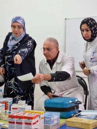 قافلة طبية متعددة التخصصات مع توزيع النظارات بالمجان
