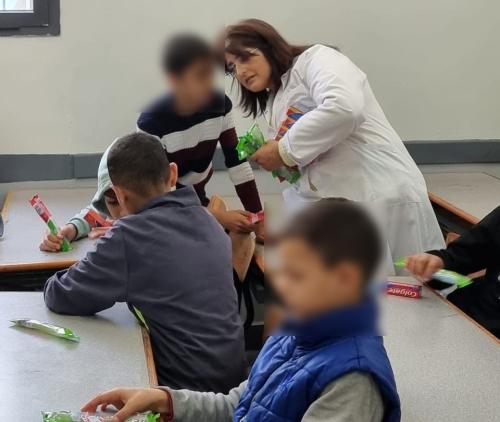قافلة طبية متعددة التخصصات مع توزيع النظارات بالمجان