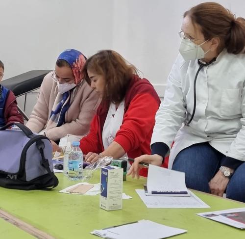 قافلة طبية متعددة التخصصات مع توزيع النظارات بالمجان