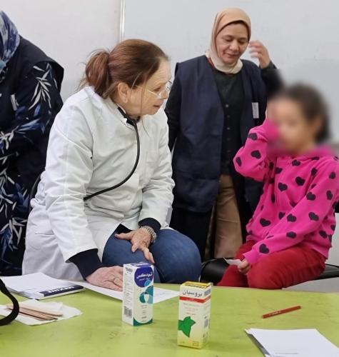 قافلة طبية متعددة التخصصات مع توزيع النظارات بالمجان