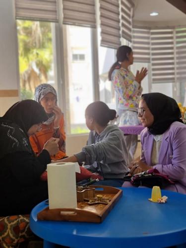 قافلة طبية متعددة التخصصات مع توزيع النظارات بالمجان