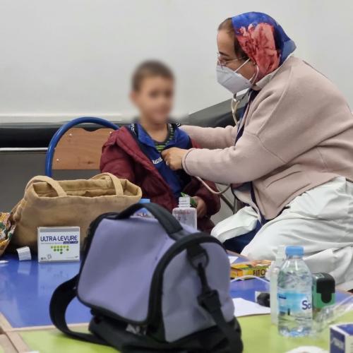 قافلة طبية متعددة التخصصات مع توزيع النظارات بالمجان