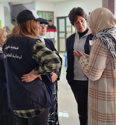 قافلة طبية متعددة التخصصات مع توزيع النظارات بالمجان