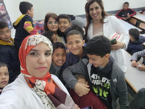 قافلة طبية متعددة التخصصات مع توزيع النظارات بالمجان
